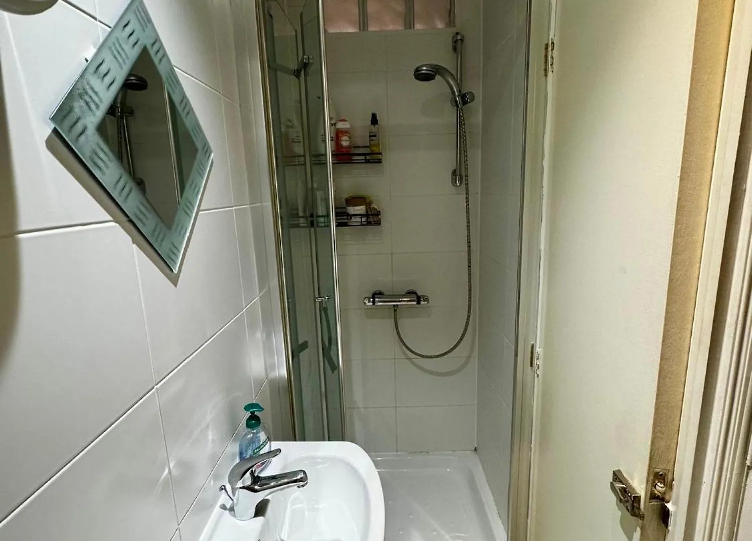 Amazing En-Suite Apartment In Finchley Central Londra Birleşik Krallık